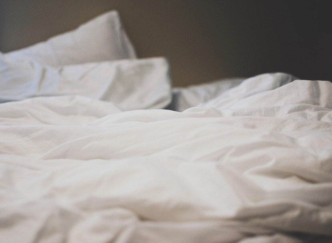 Poduszka na&nbsp;chrapanie – zobacz, czy&nbsp;to&nbsp;rozwiązanie dla Ciebie