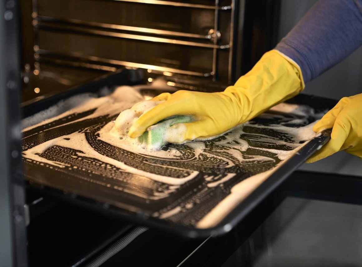 Czym wyczyścić piekarnik? Sprawdzone sposoby