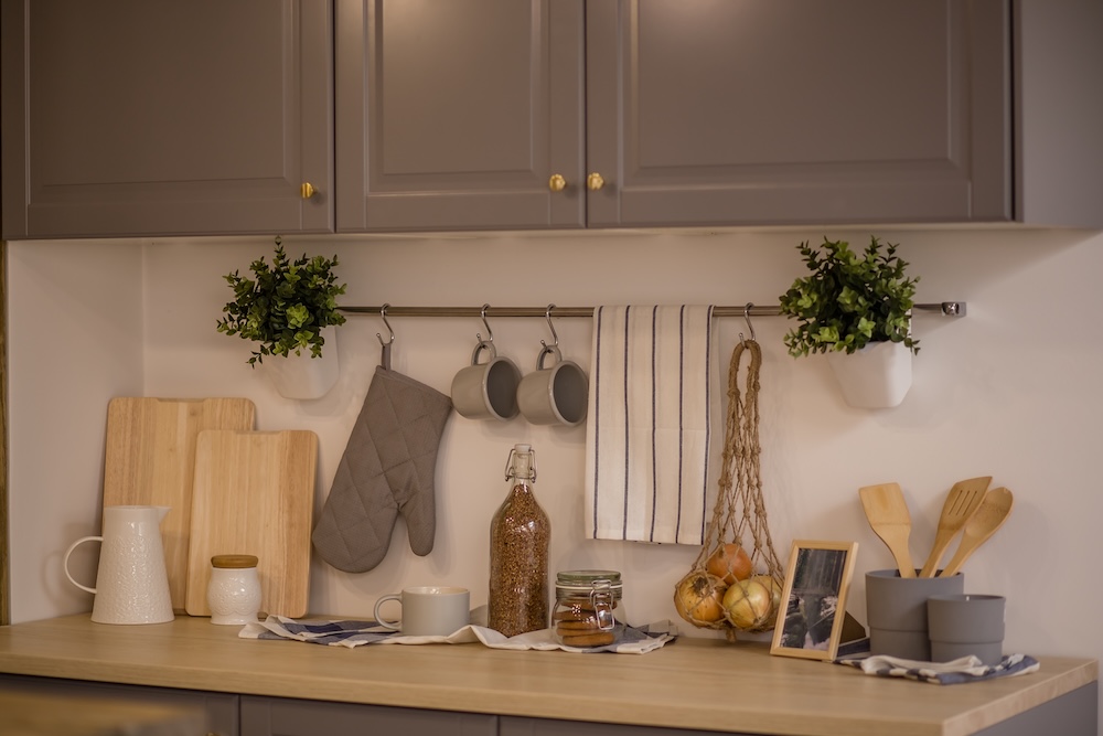 blat w kuchni z dekoracyjnymi kubkami i słoikami obok desek blat w kuchni ze słoikami i deskami