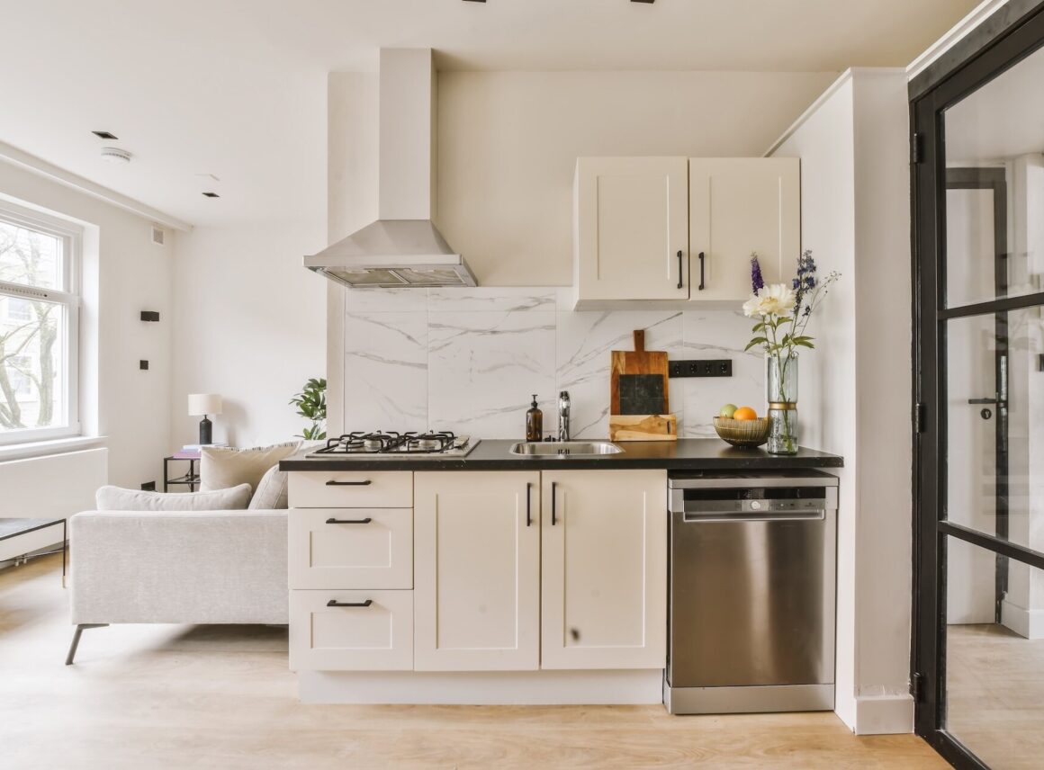 Mała kuchnia w bloku – jak ją urządzić? Porady i inspiracje