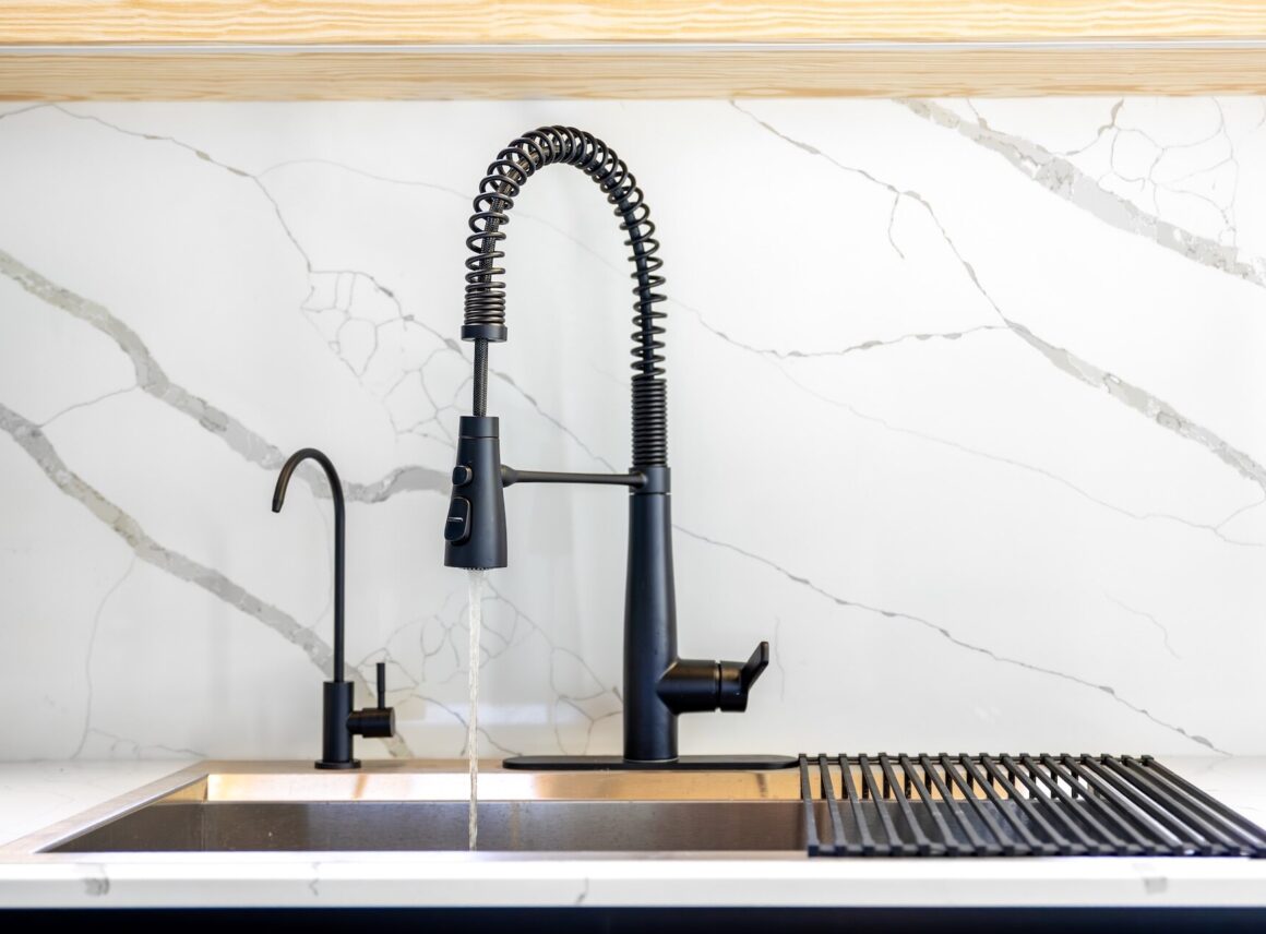 Bateria kuchenna z wyciąganą wylewką – wygoda, funkcjonalność i nowoczesny design