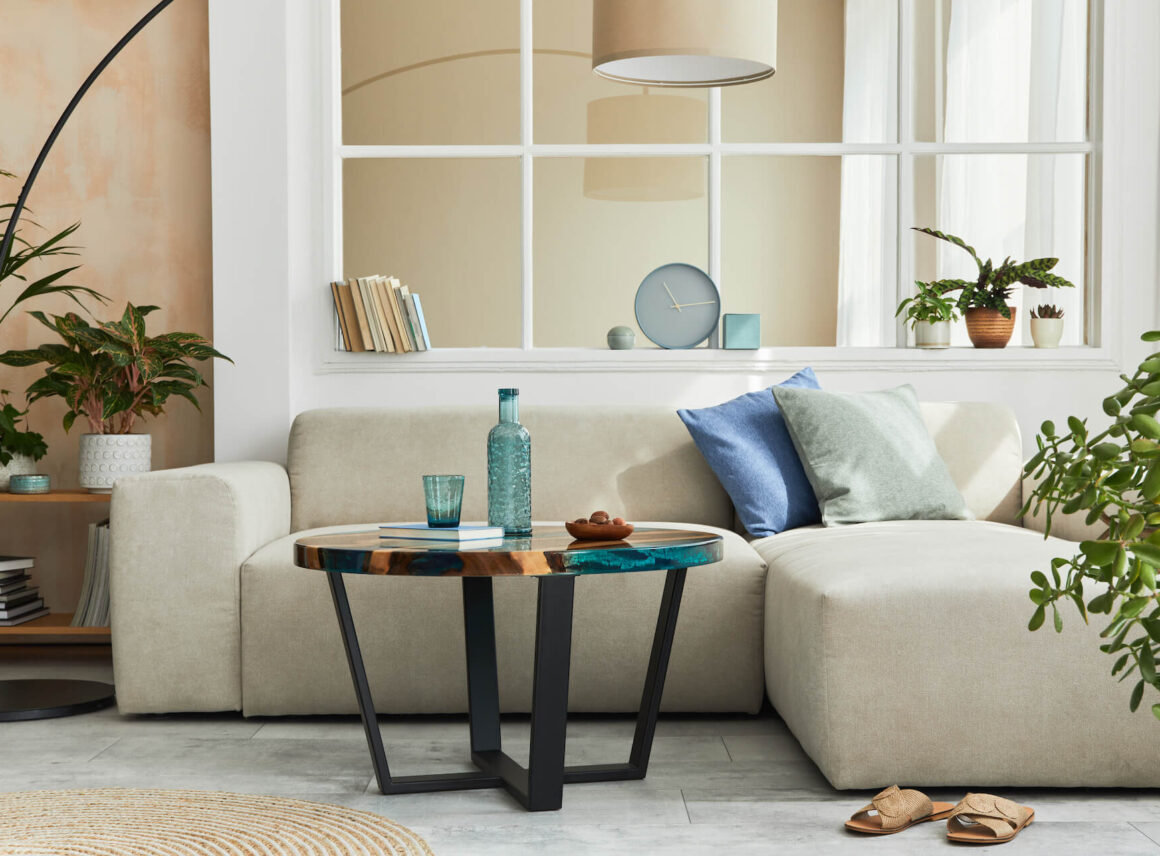 Jaki stolik do&nbsp;narożnika wybrać? Wskazówki