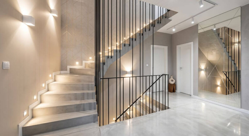 Jasne schody oświetlone wielopunktowym światłem LED w zamkniętym korytarzu