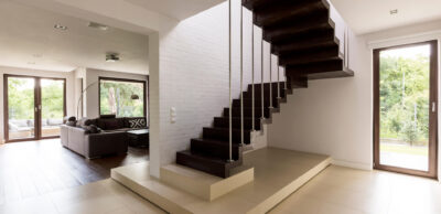 Klatka schodowa – inspiracje i&nbsp;porady, jak urządzić