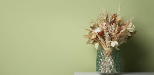 Butelkowa zieleń i&nbsp;szałwia – z&nbsp;czym łączyć najmodniejsze odcienie zieleni?