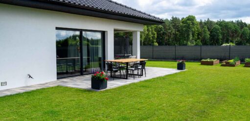 Najtańsza opaska wokół domu – z&nbsp;czego ją&nbsp;wykonać?