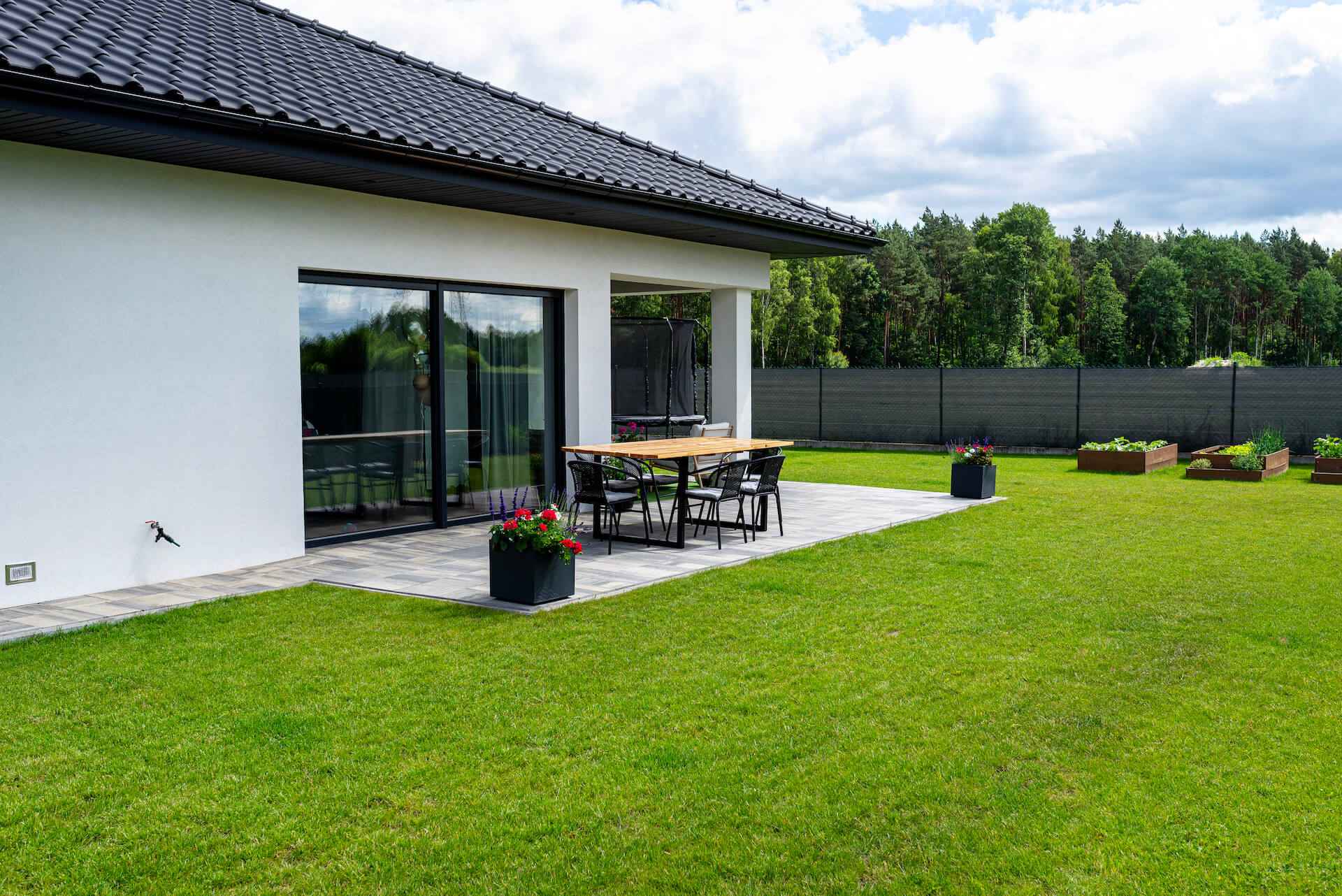 Najtańsza opaska wokół domu – z czego ją wykonać?