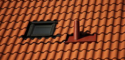 Wiatrownica na&nbsp;wymiar – czy&nbsp;warto inwestować w&nbsp;obróbki blacharskie na&nbsp;zamówienie?