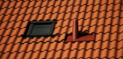 Wiatrownica na&nbsp;wymiar – czy&nbsp;warto inwestować w&nbsp;obróbki blacharskie na&nbsp;zamówienie?