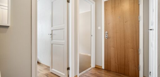 Modernistyczne drzwi wejściowe jako wizytówka domu. Co&nbsp;dominuje w&nbsp;aktualnych projektach architektonicznych?