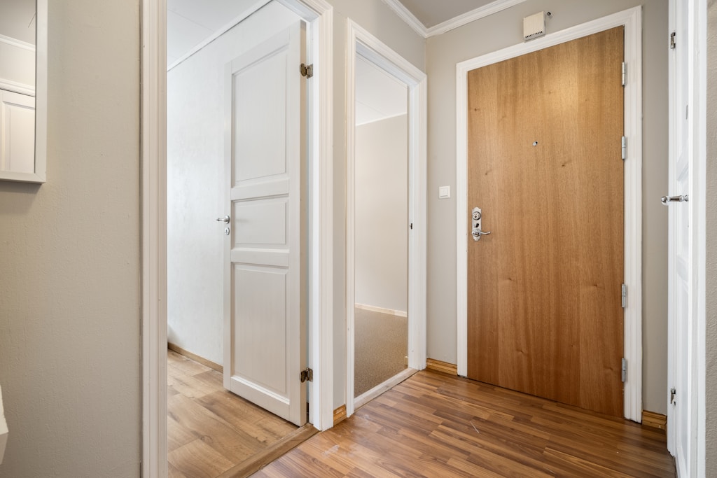 Modernistyczne drzwi wejściowe jako wizytówka domu. Co dominuje w aktualnych projektach architektonicznych?