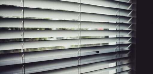 Rolety zaciemniające – kiedy warto zdecydować się na&nbsp;takie rozwiązanie?