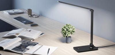 Jak zmienić zwykłe biurko w&nbsp;funkcjonalne stanowisko do&nbsp;pracy? Zacznij od&nbsp;oświetlenia