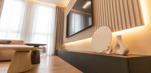 Nowoczesna ściana telewizyjna w&nbsp;salonie – 19 pomysłów