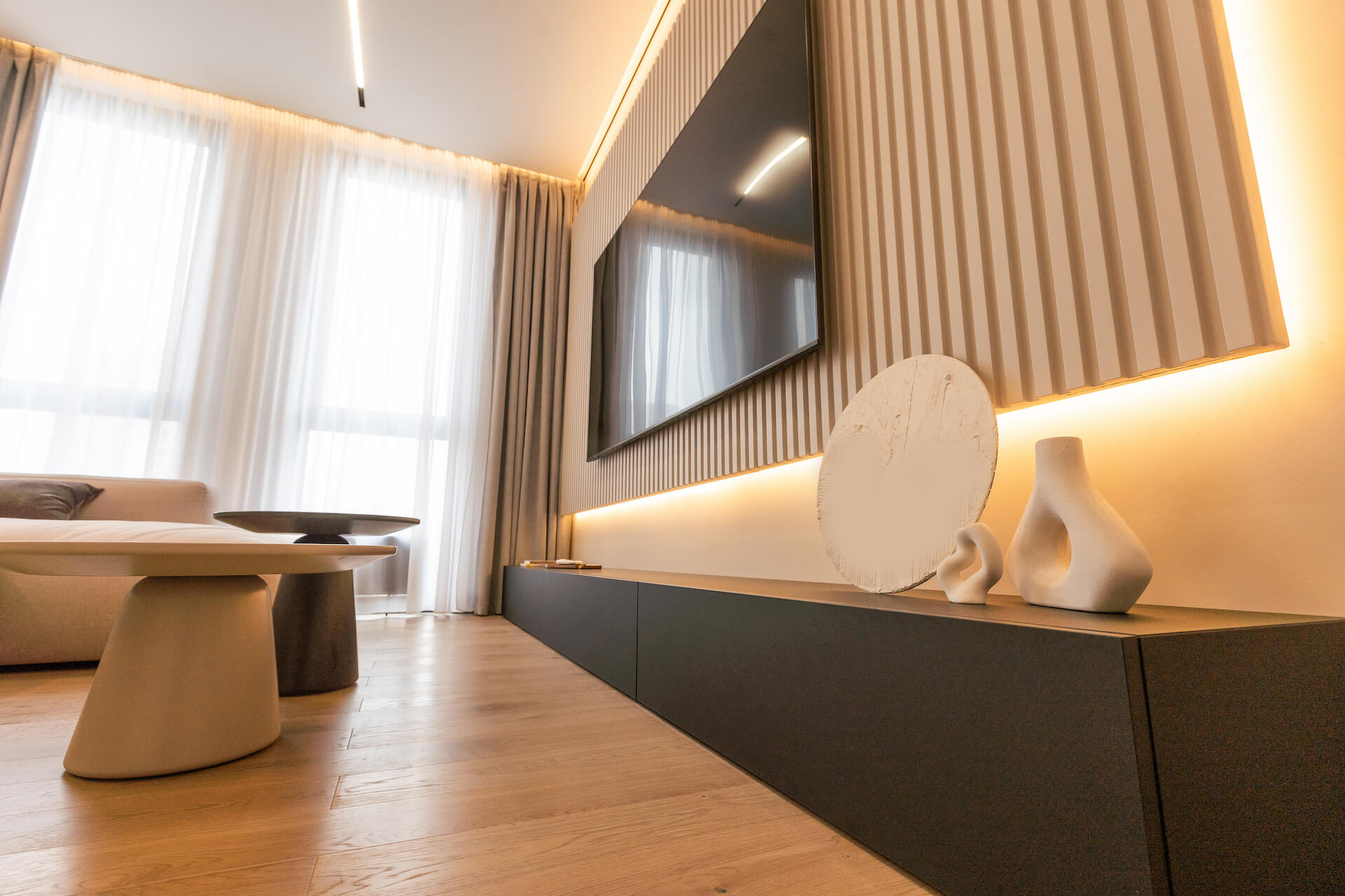 Nowoczesna ściana telewizyjna w salonie – 19 pomysłów