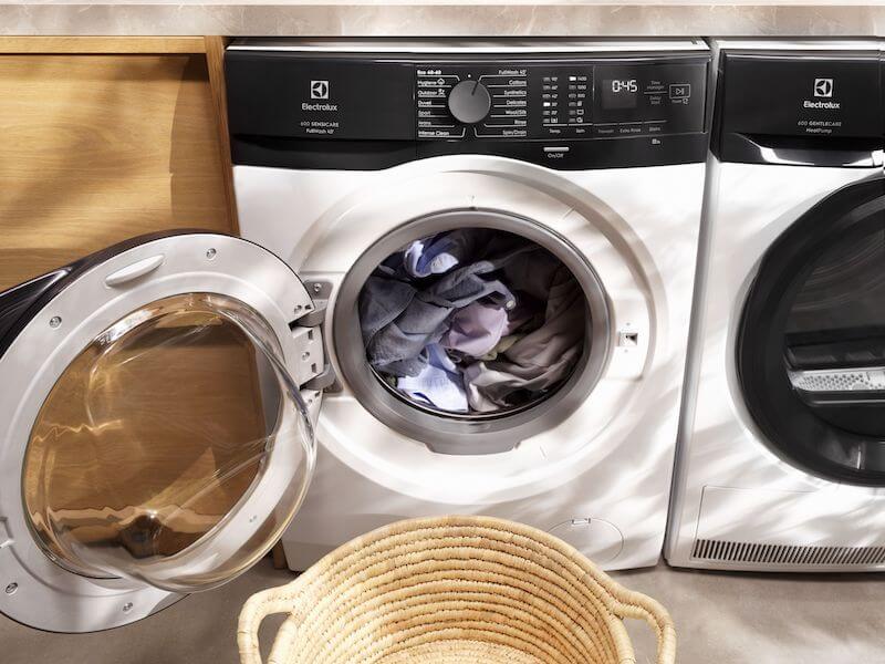 pralka electrolux z otwartymi drzwiami i ubraniami w bębnie Mocniej zabrudzone ubrania wymagają dokładniejszego prania